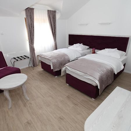 Apis Hotel Требинье Экстерьер фото