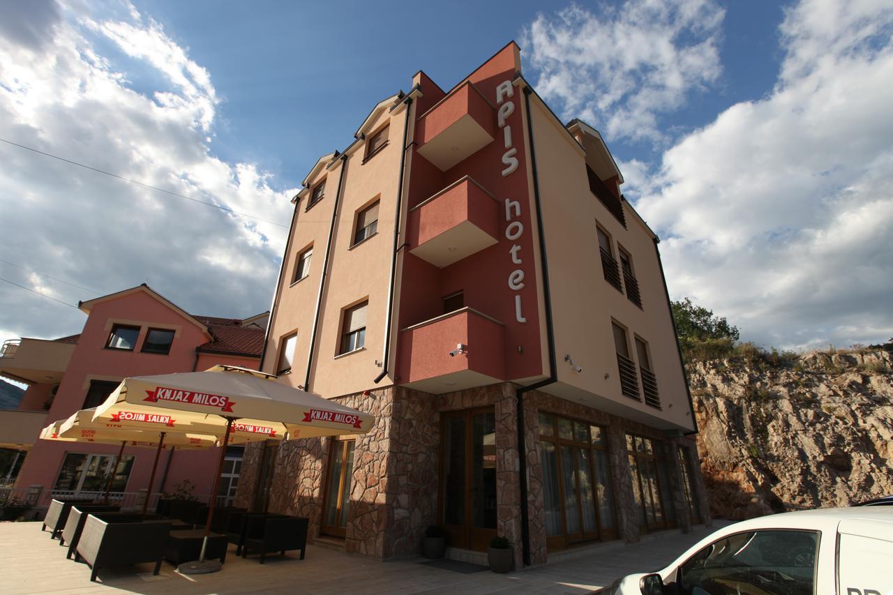 Apis Hotel Требинье Экстерьер фото
