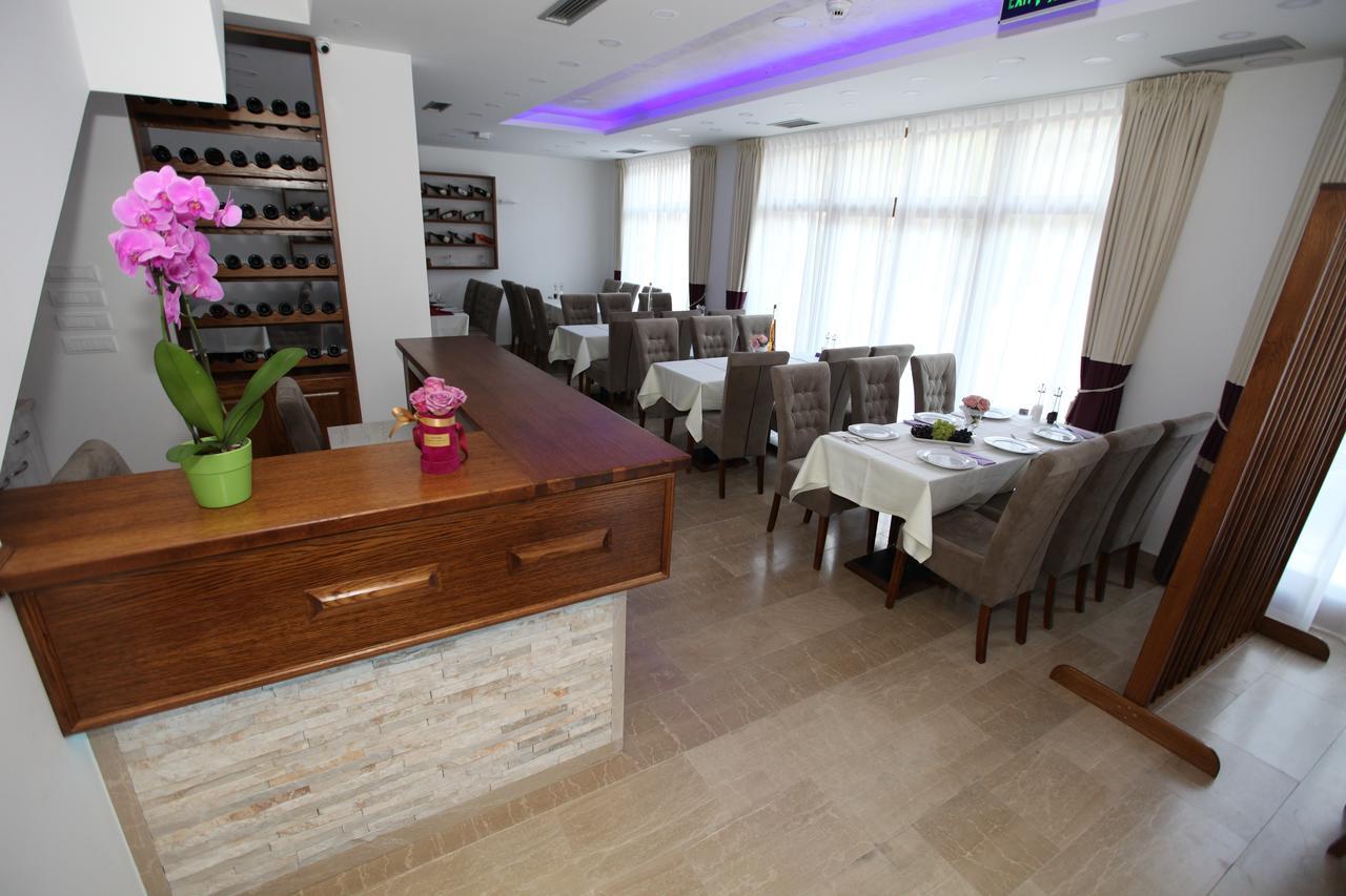 Apis Hotel Требинье Экстерьер фото