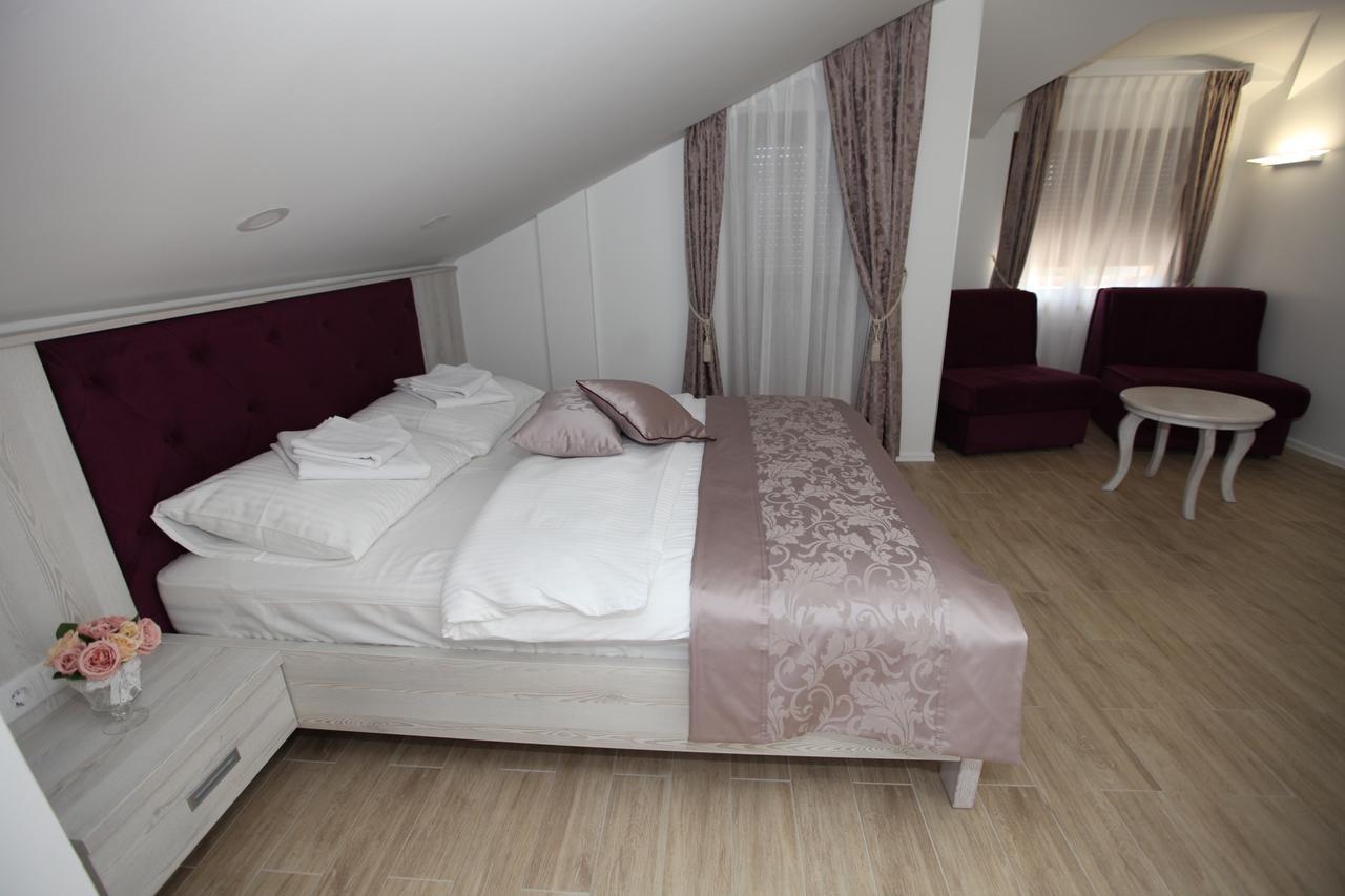 Apis Hotel Требинье Экстерьер фото