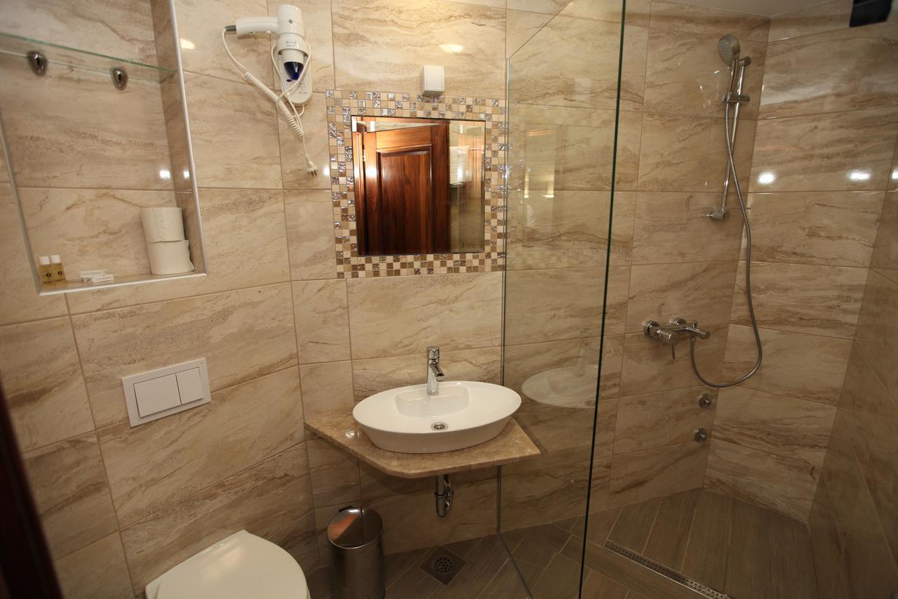 Apis Hotel Требинье Экстерьер фото