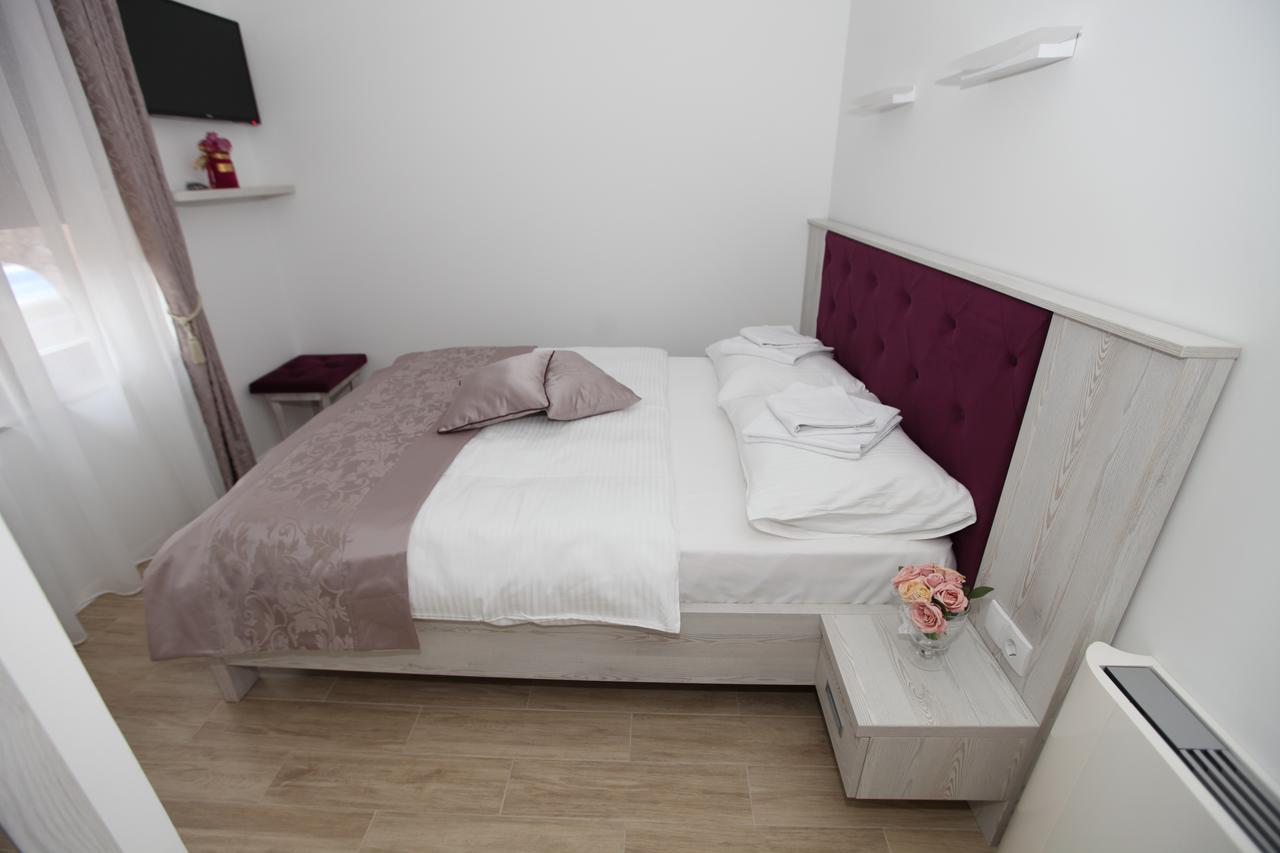 Apis Hotel Требинье Экстерьер фото