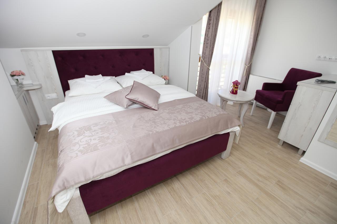 Apis Hotel Требинье Экстерьер фото