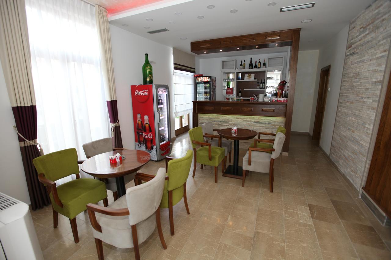 Apis Hotel Требинье Экстерьер фото