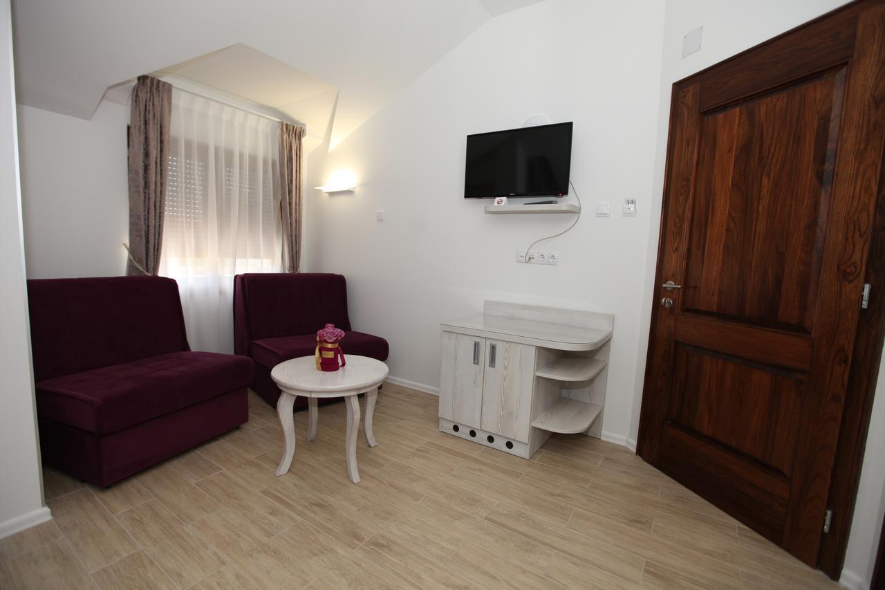Apis Hotel Требинье Экстерьер фото