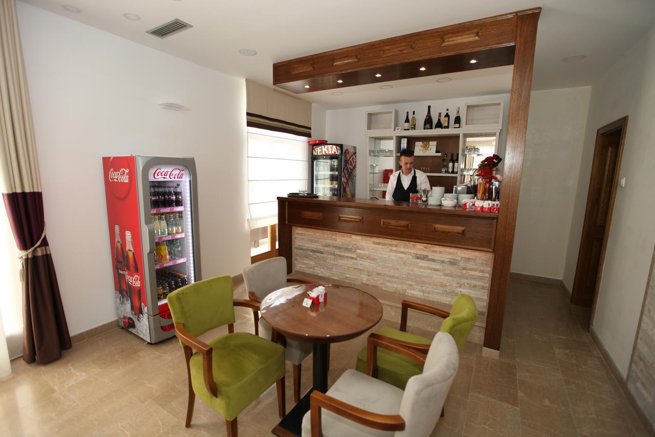 Apis Hotel Требинье Экстерьер фото