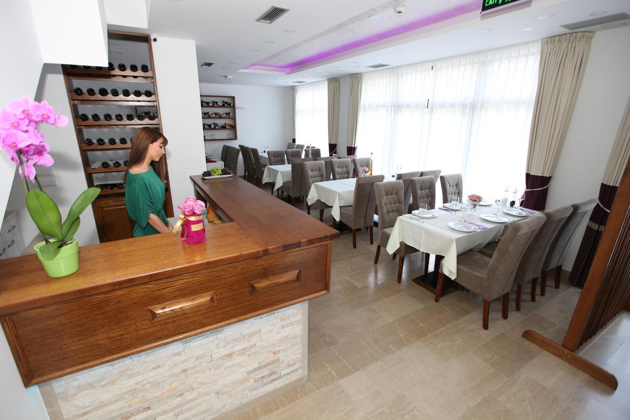 Apis Hotel Требинье Экстерьер фото