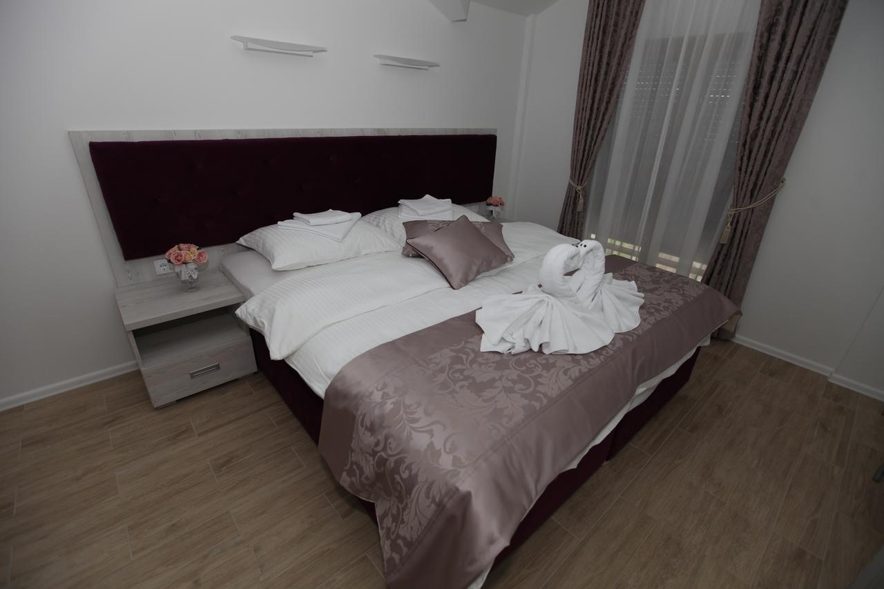 Apis Hotel Требинье Экстерьер фото