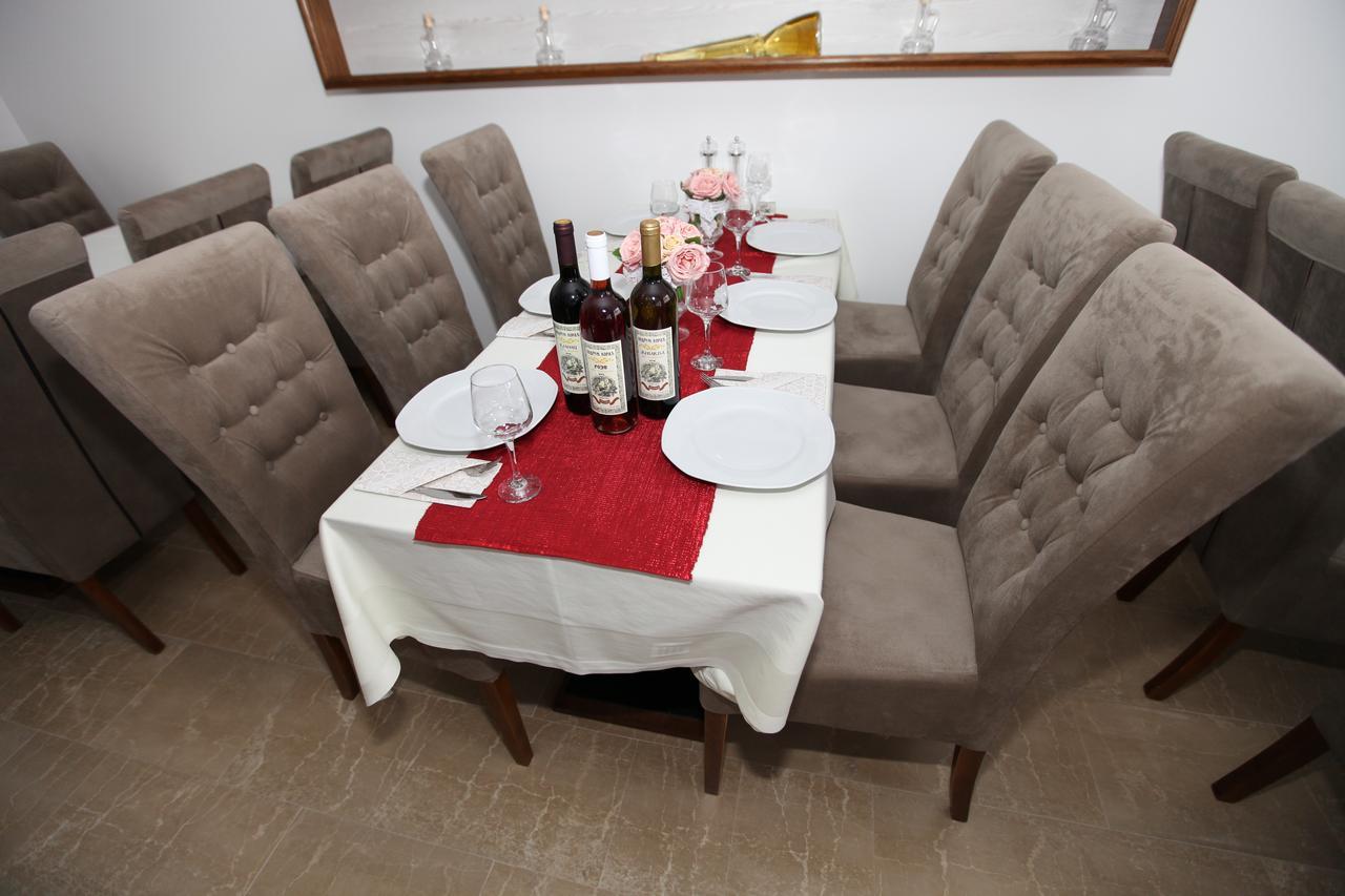 Apis Hotel Требинье Экстерьер фото