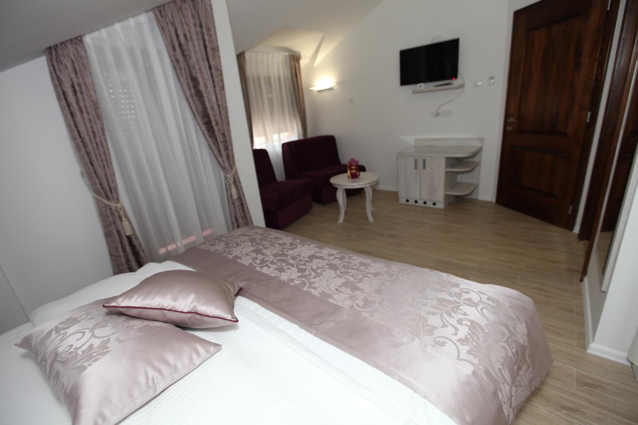 Apis Hotel Требинье Экстерьер фото