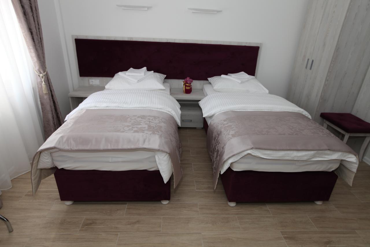 Apis Hotel Требинье Экстерьер фото
