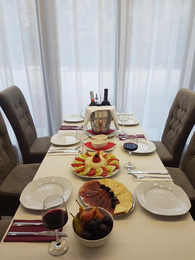 Apis Hotel Требинье Экстерьер фото