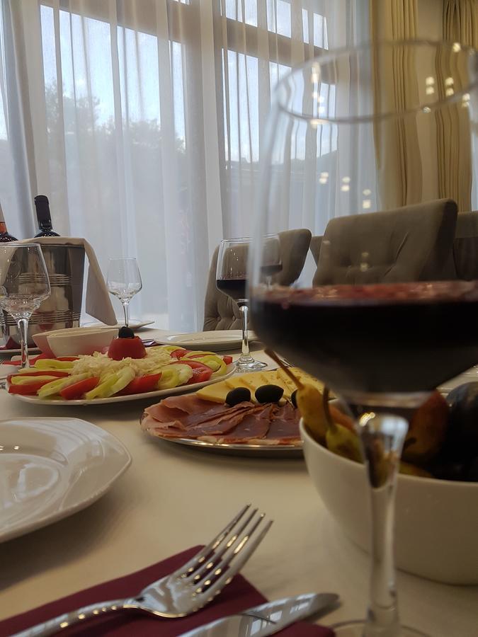 Apis Hotel Требинье Экстерьер фото