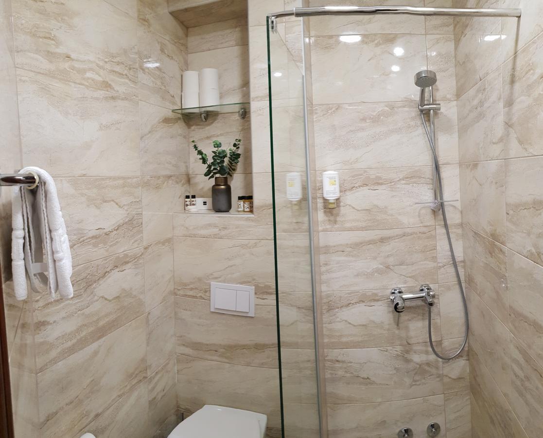 Apis Hotel Требинье Экстерьер фото