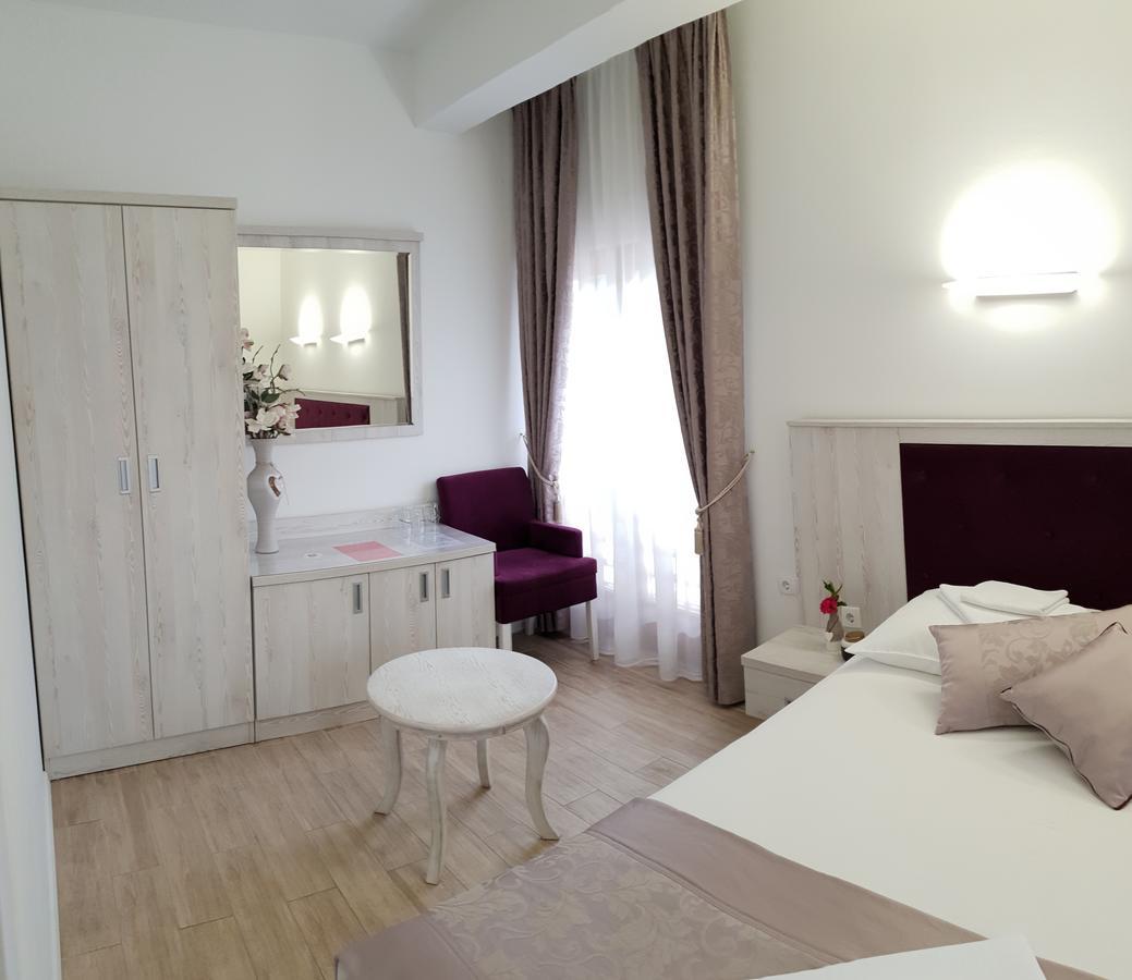Apis Hotel Требинье Экстерьер фото