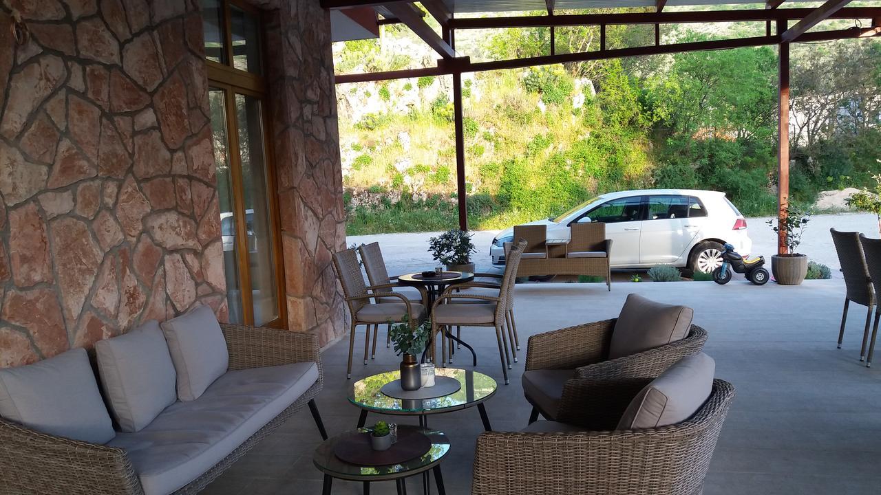 Apis Hotel Требинье Экстерьер фото