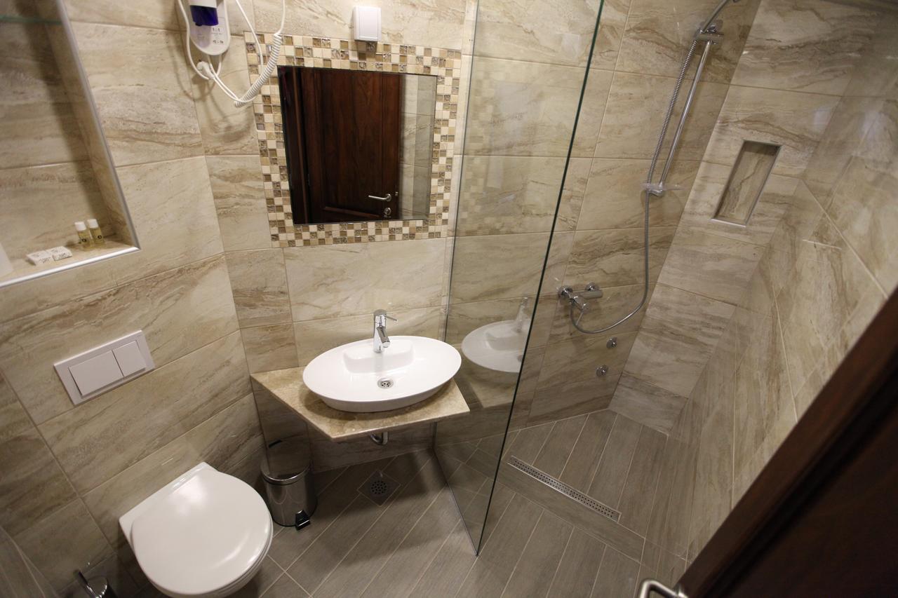 Apis Hotel Требинье Экстерьер фото