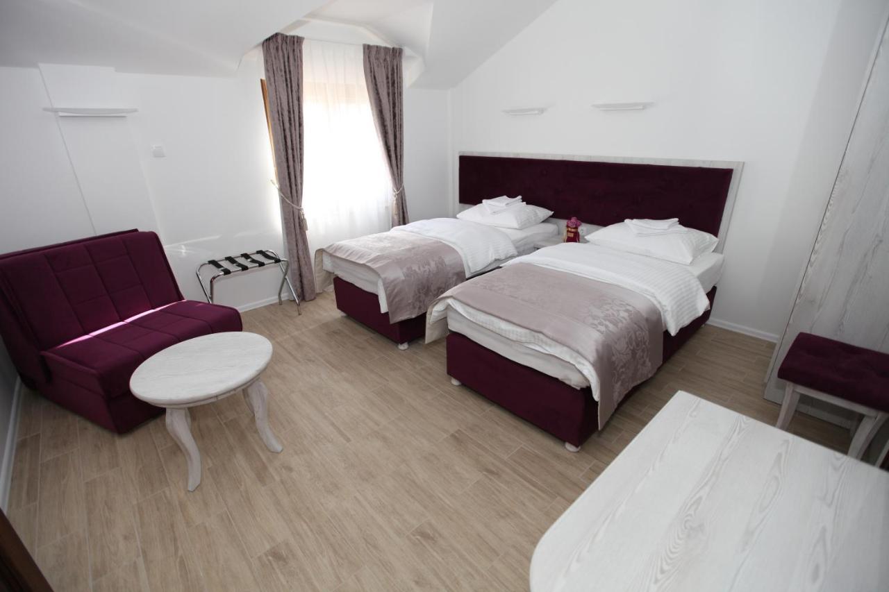 Apis Hotel Требинье Экстерьер фото