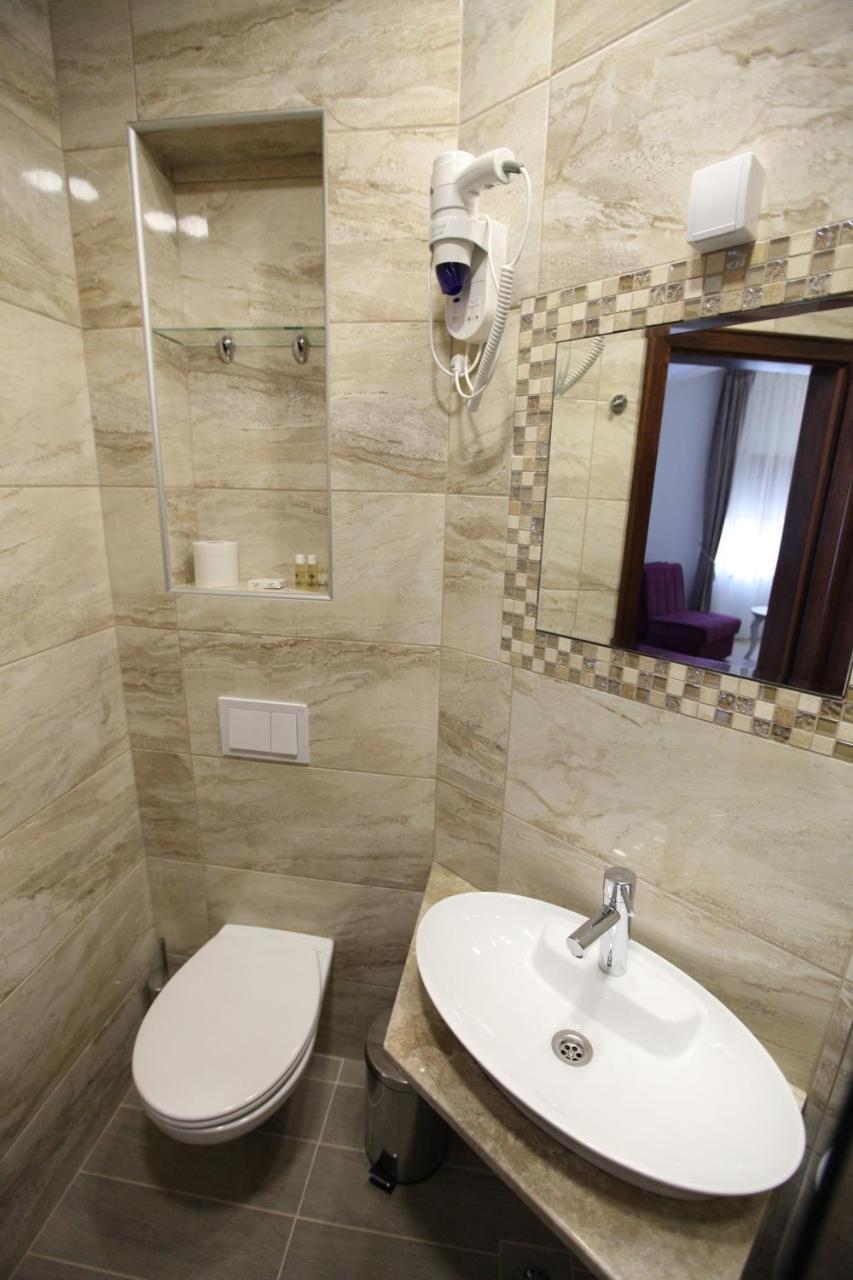 Apis Hotel Требинье Экстерьер фото