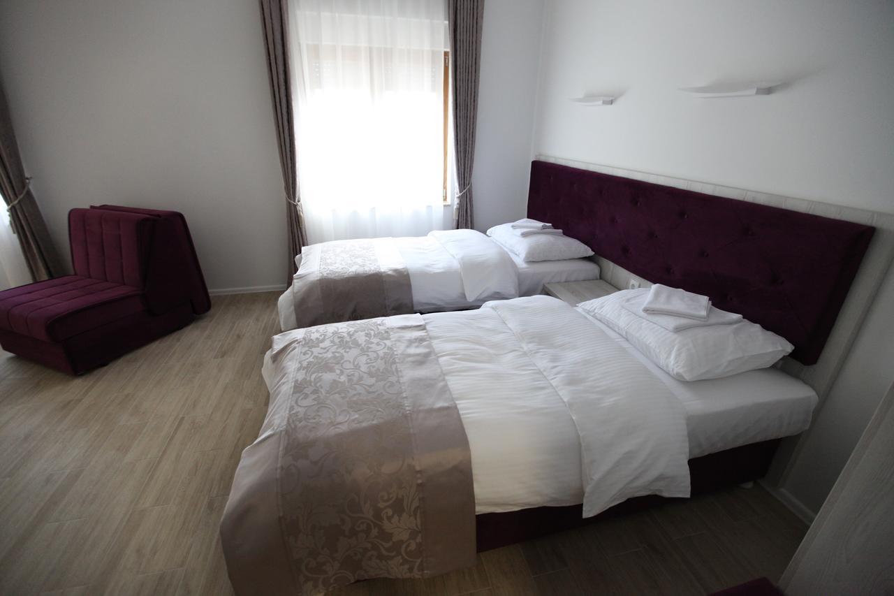 Apis Hotel Требинье Экстерьер фото